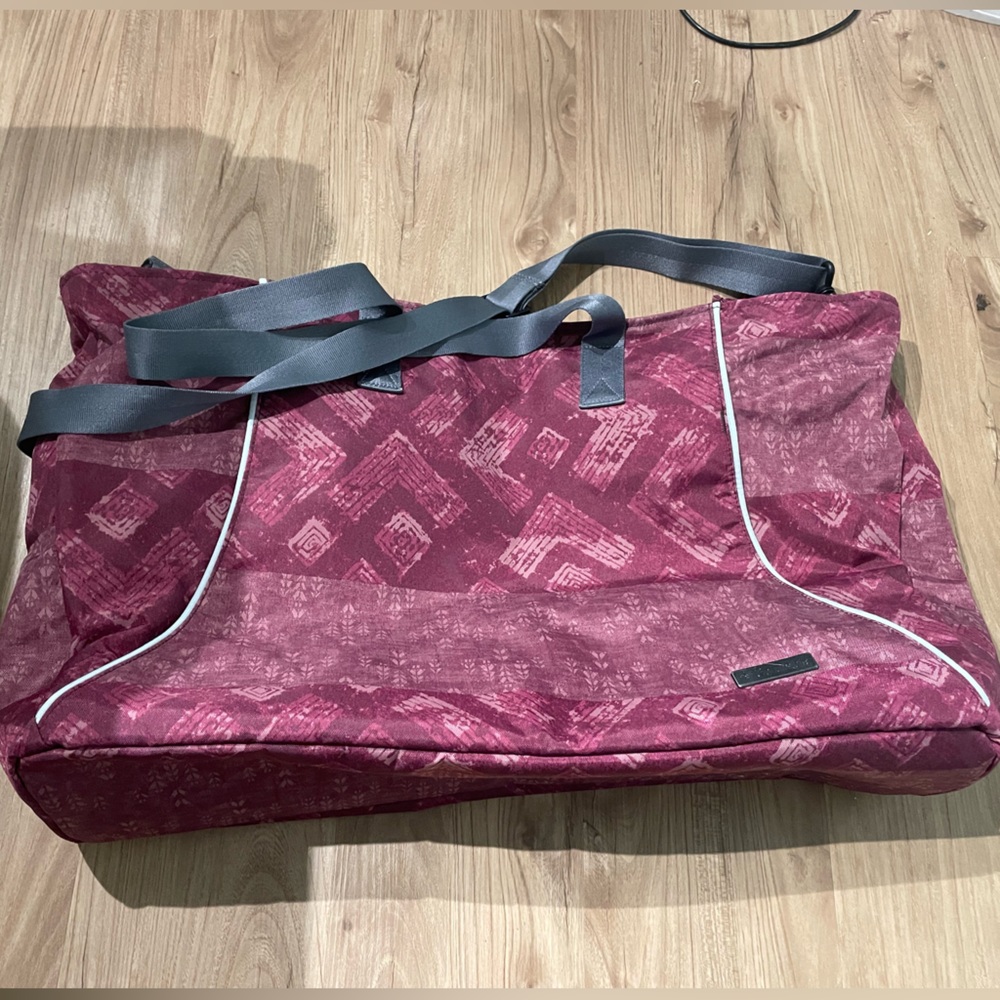 Columbia Burgundy Tote Bag with Gray Straps